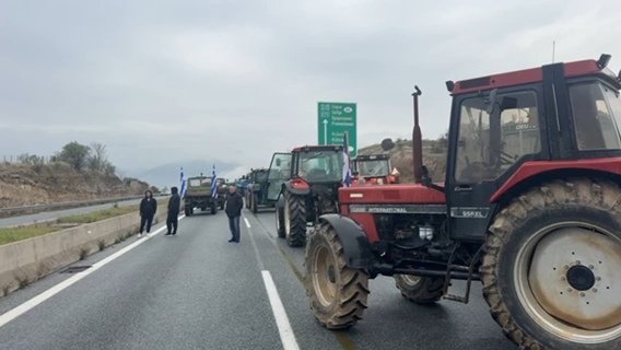 продължават протестите гръцките земеделци