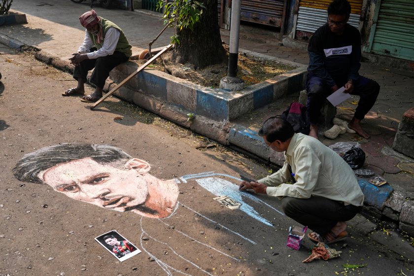 Разочаровани индийски фенове хвърлят счупени седалки и бутилки по терена след визитата на Меси на стадион &bdquo;Солт Лейк&ldquo; в Калкута