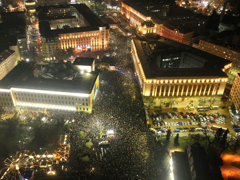 Протестът срещу правителството: Многолюдният митинг в София премина без безредици