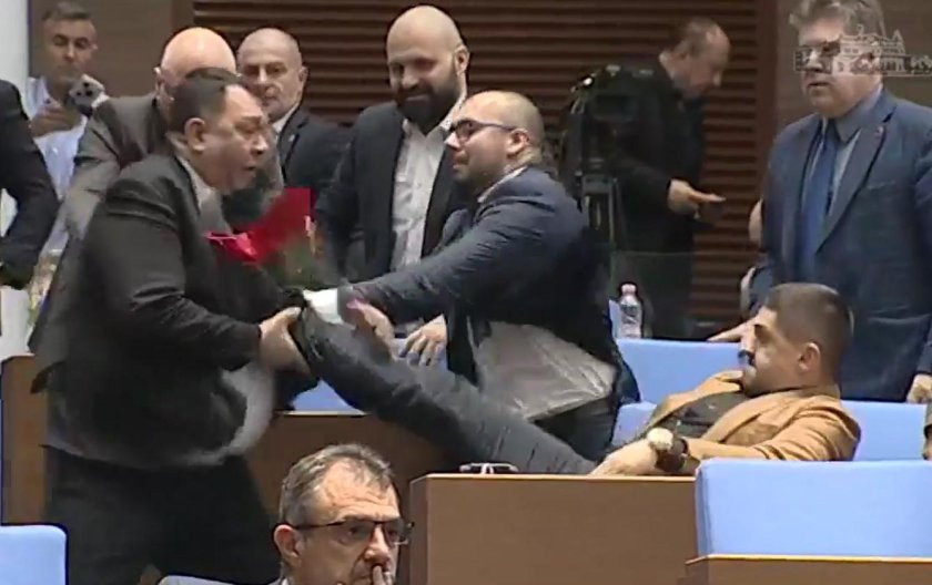 депутатите излязоха почивка юмручна схватка