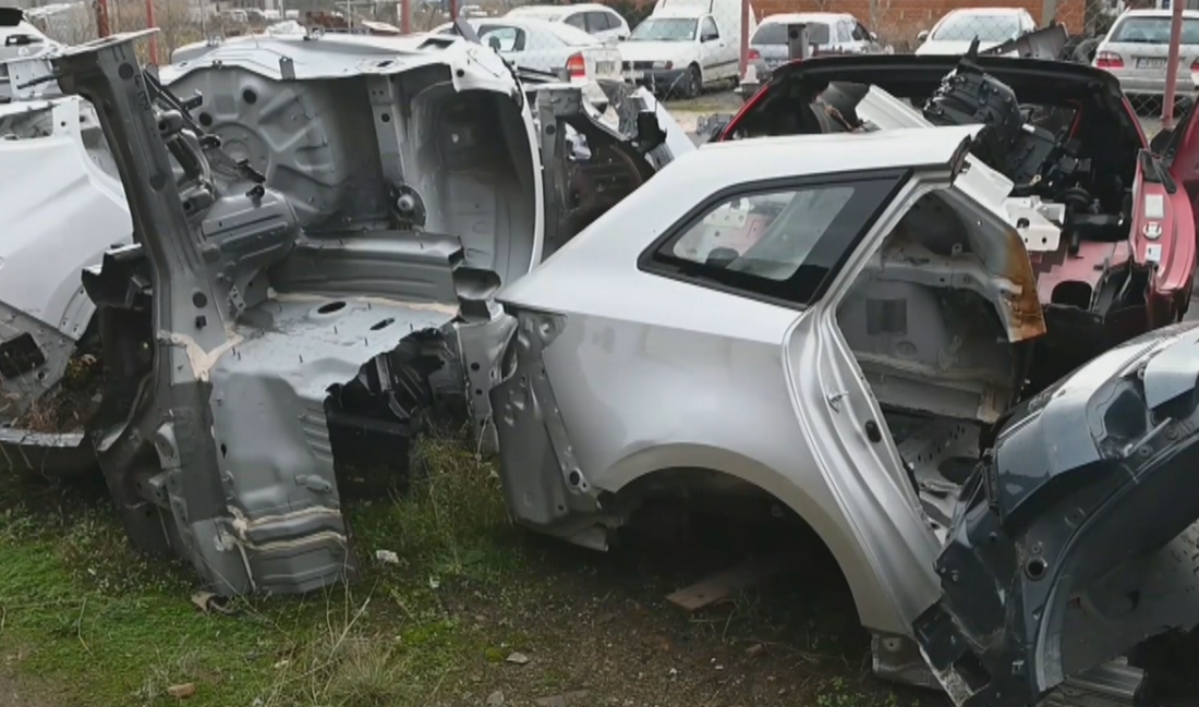 Разкриха две автоморги, в които са открити множество части от