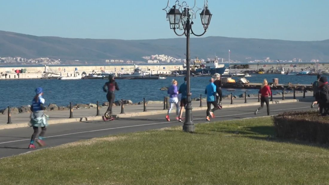 В Несебър дават старт на традиционния Коледен полумаратон.Атрактивното бягане всяка