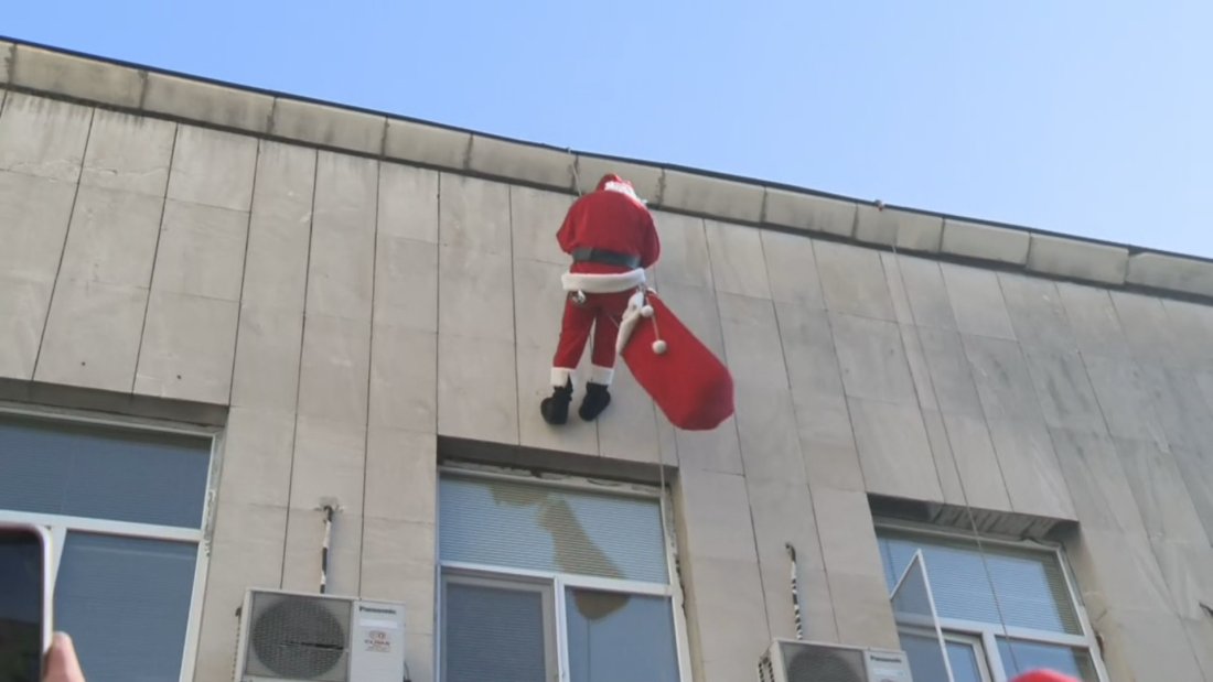 Алпинисти, облечени като коледни герои, зарадваха децата в онкохематологията на ИСУЛ