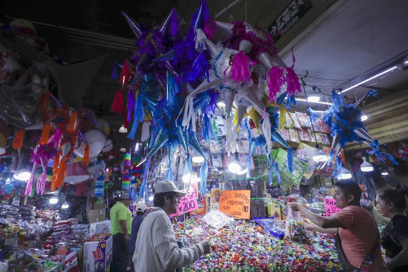 Мексико Сити също е обхванат от празнично настроение. Коледното осветление