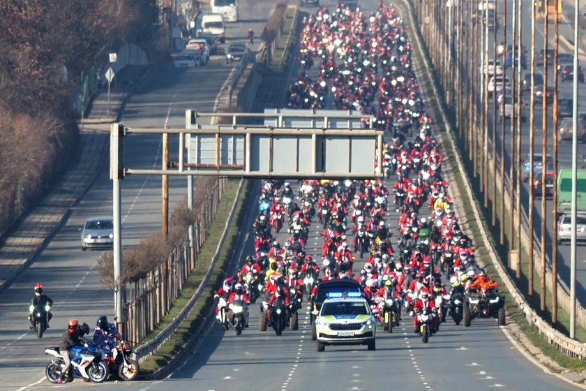 мотористи облечени дядо коледа преминаха столични булеварди галерия