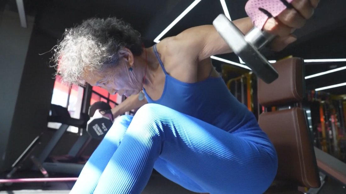 Китайска пенсионерка се превърна във фитнес вдъхновение за хиляди хора.