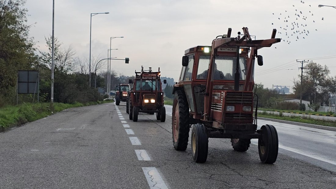 С нови блокади протестиращите гръцки земеделци продължават действията си в