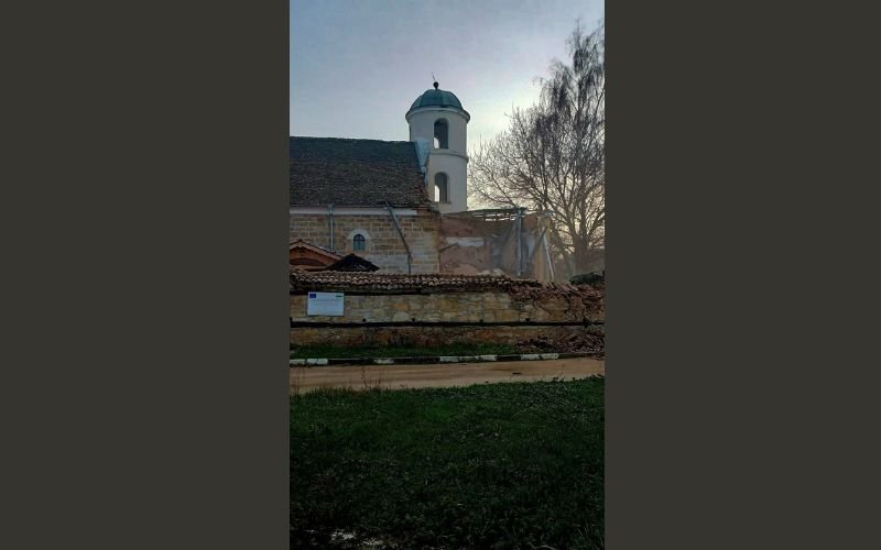 Срути се една от камбанариите на действащия храм в Брегово.
