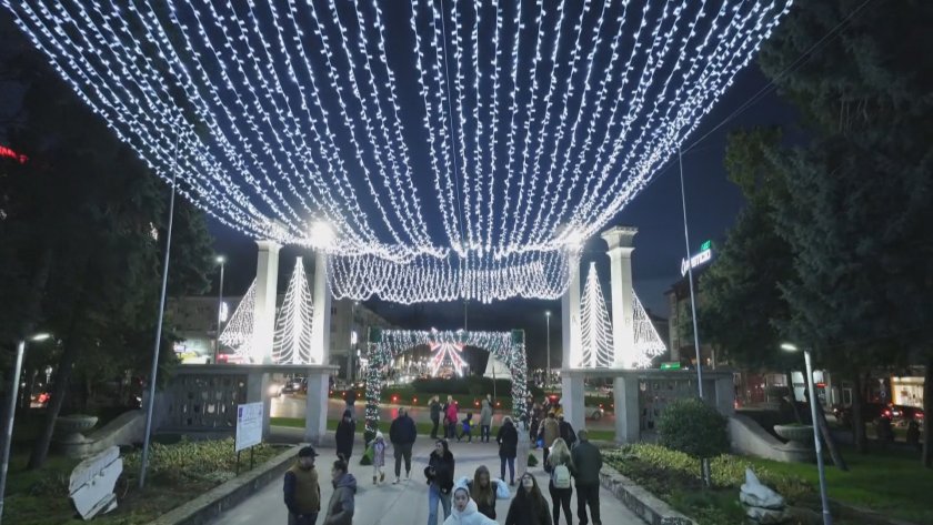 Коледният дух завладя и Шумен. За пръви път искрящи цветни