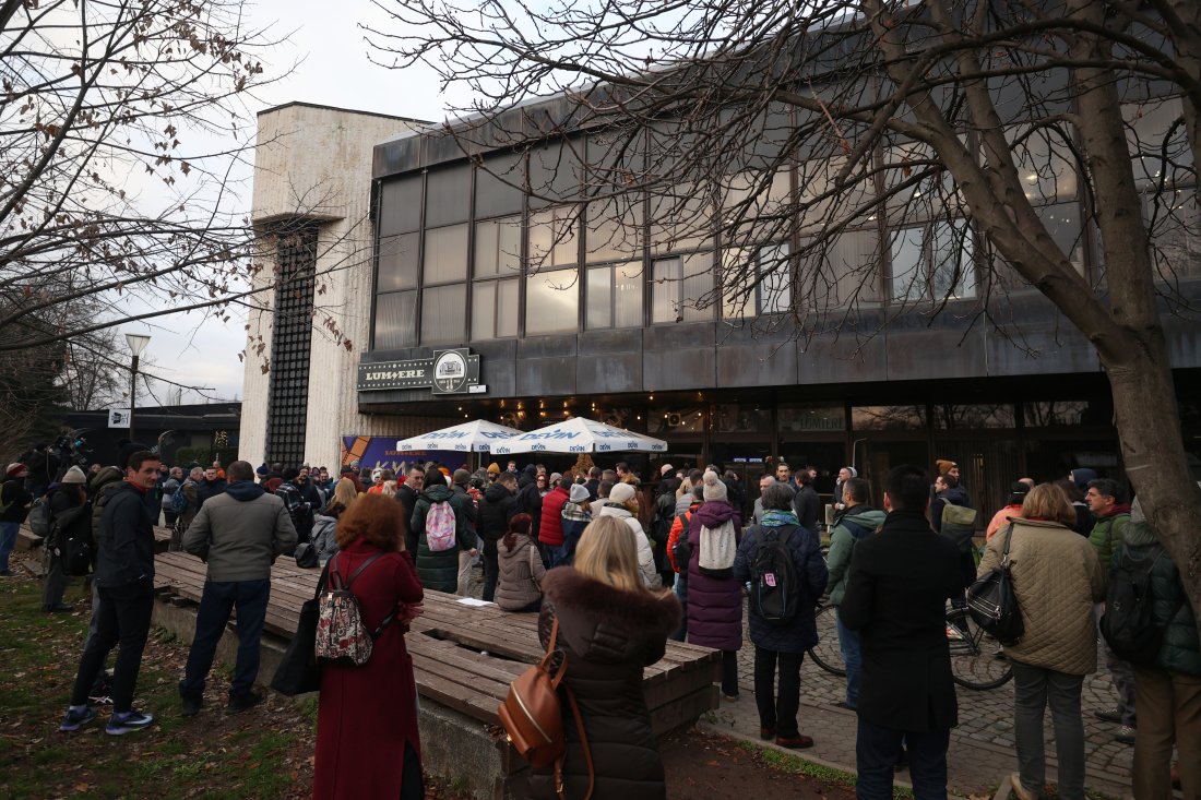 Журналисти и граждани се събраха на протест пред редакцията на