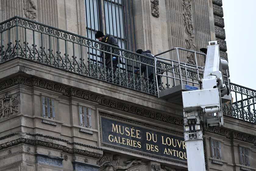 лувърът монтира охранителни решетки обира скъпоценности 102 милиона долара