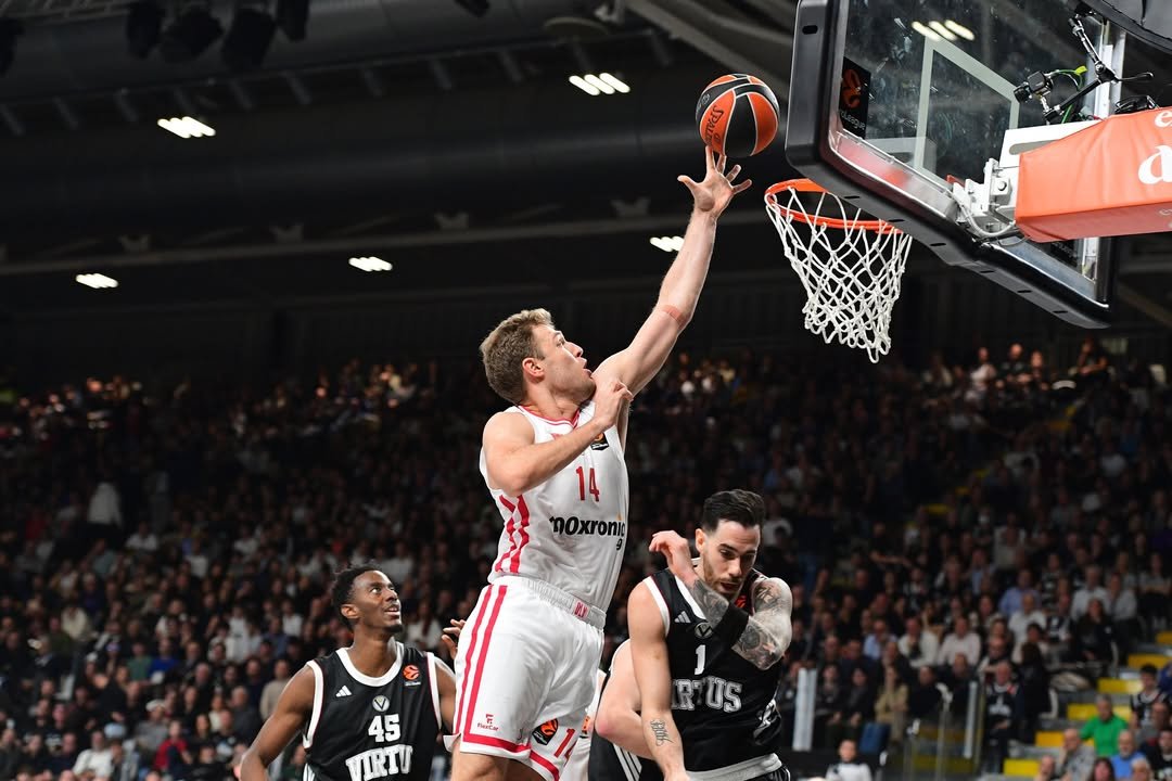 Подобаващо завръщане за Везенков при драматичен успех на Олимпиакос в Евролигата (ВИДЕО)