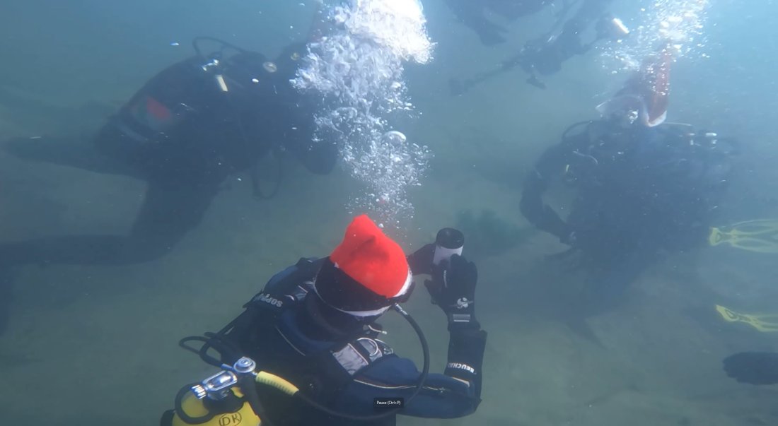 Водолази в Бургас посрещат Коледа в морето