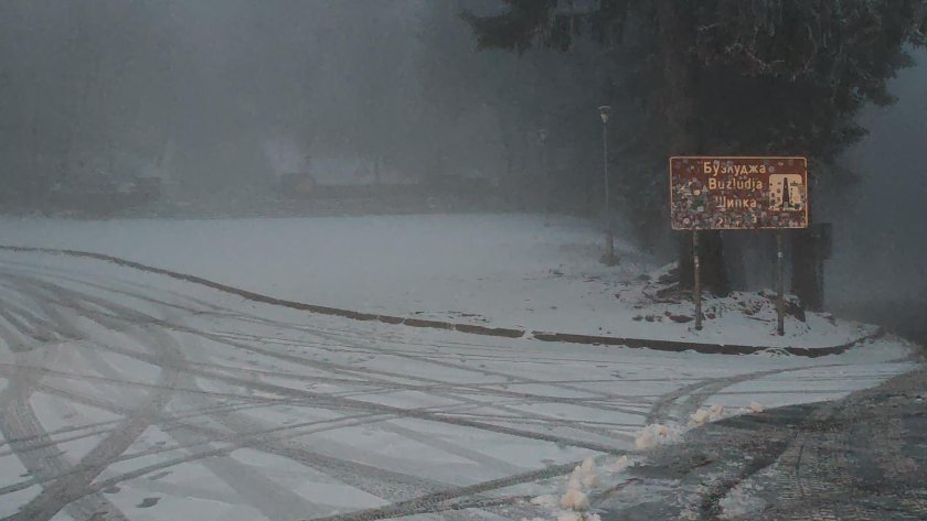 Истинска зима в първия ден на Коледа. Синоптиците предупреждават за