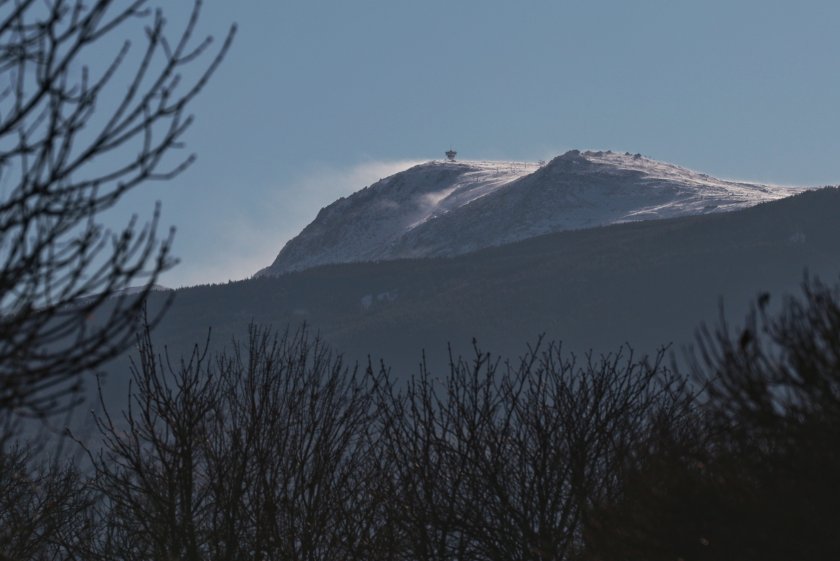 Жълт код за силен вятър и утре