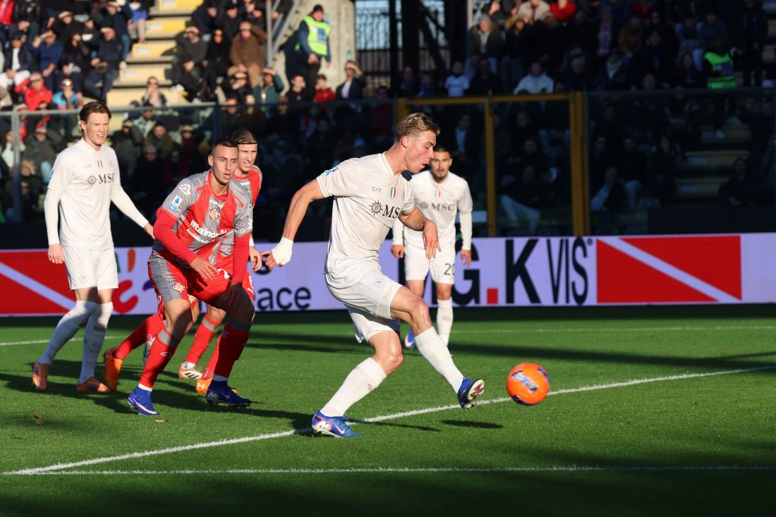 Наполи спечели без проблеми срещу Кремонезе