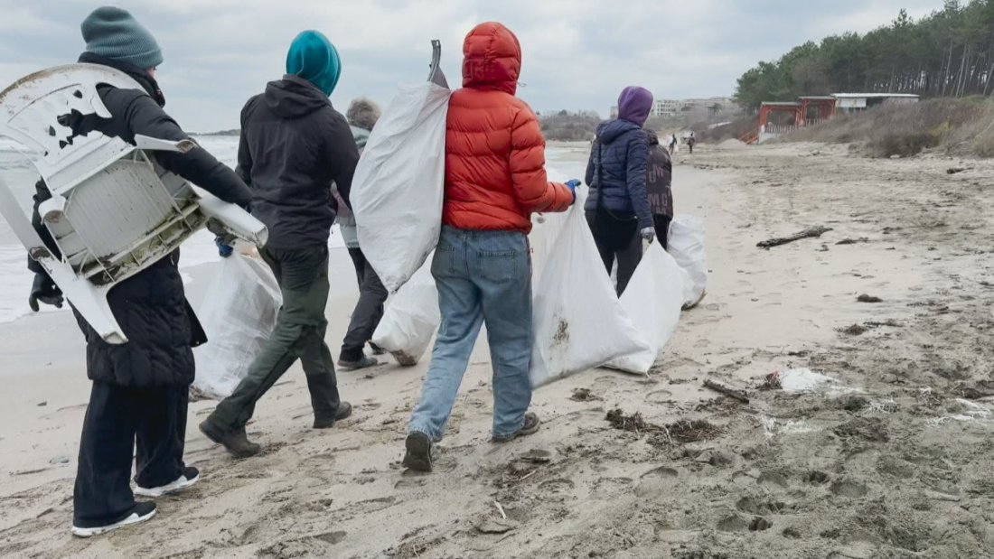 Доброволци с коледни костюми почистват плажовете на Южното Черноморие