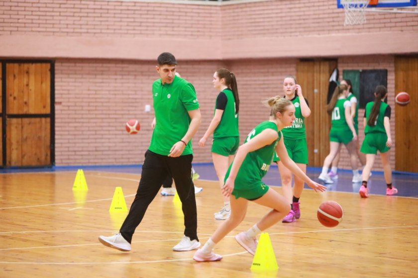 Българските баскетболни националки до 16 г. тренират под ръководството на опитен гръцки треньор