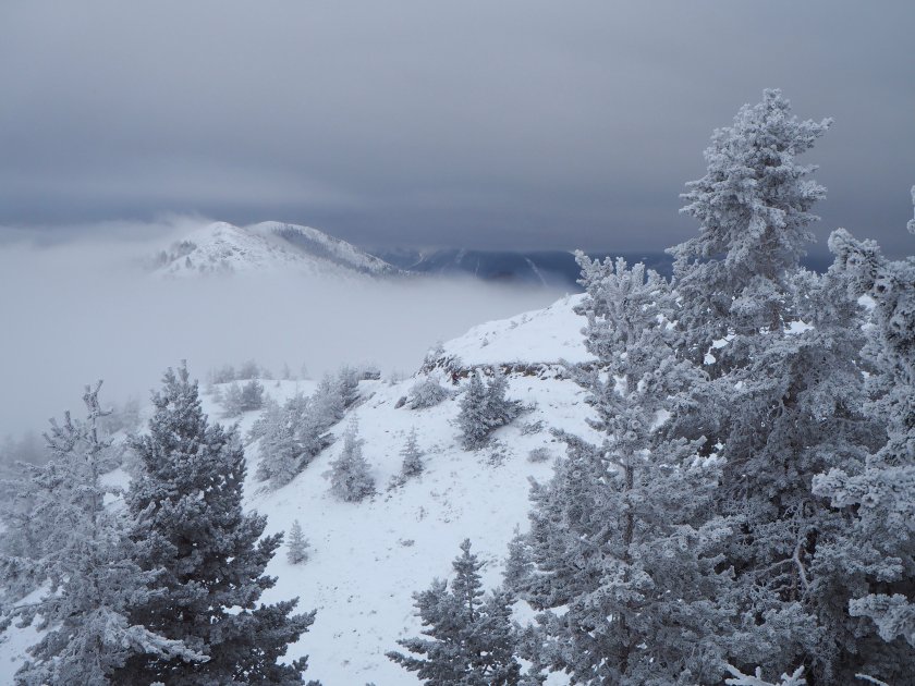 висока степен лавинна опасност планините условията туризъм рискови предупреждават псс