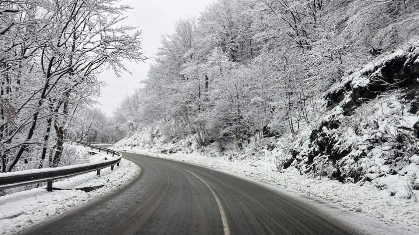 пътна полиция шофьорите тръгват автомобили подготвени зимни условия