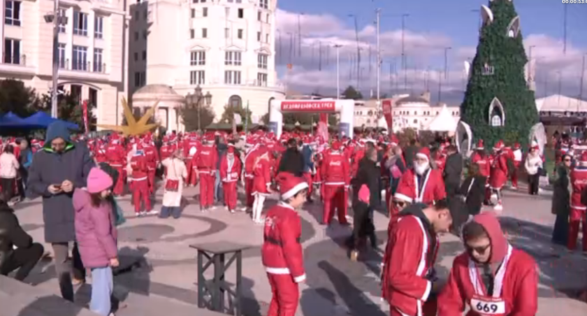 Над 800 бягащи, облечени като Дядо Коледа, се състезаваха в