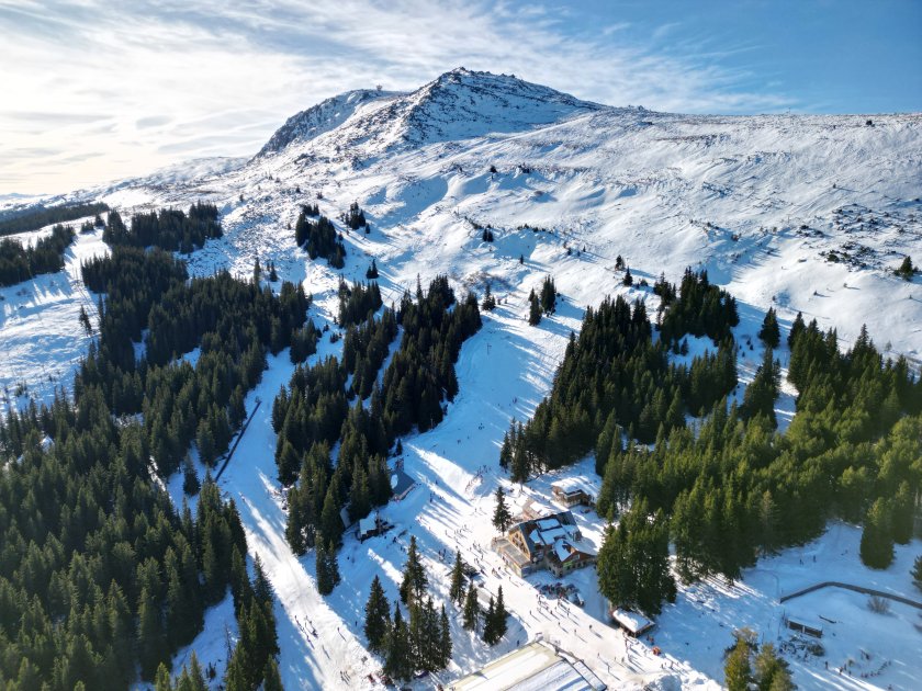 транспортираха моторни шейни двама туристи облечени анцуг маратонки планината