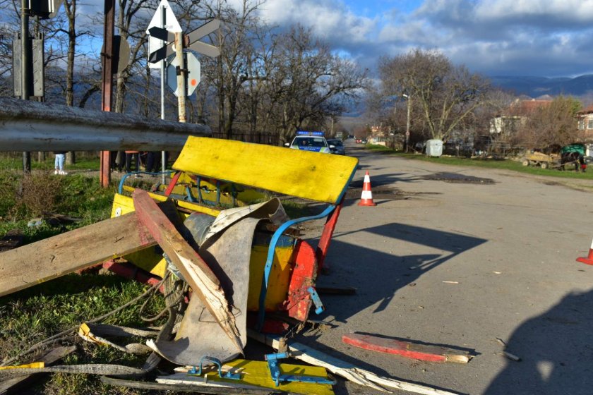 годишно дете майка загинаха сблъсък влак каруца сливен снимки