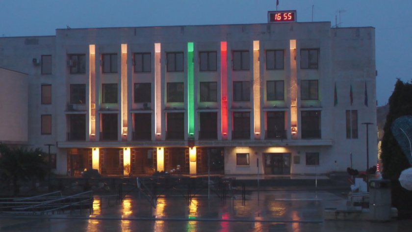 30 000 лв. изгоряха при пожар в банков клон в