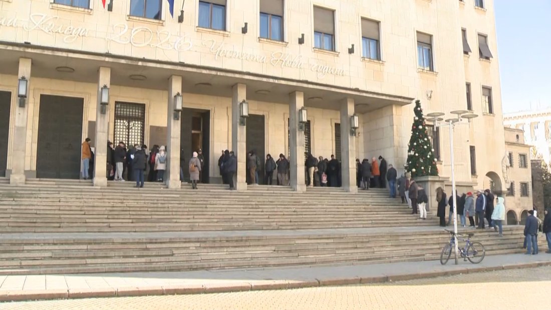 В последния работен ден от годината опашка се изви пред