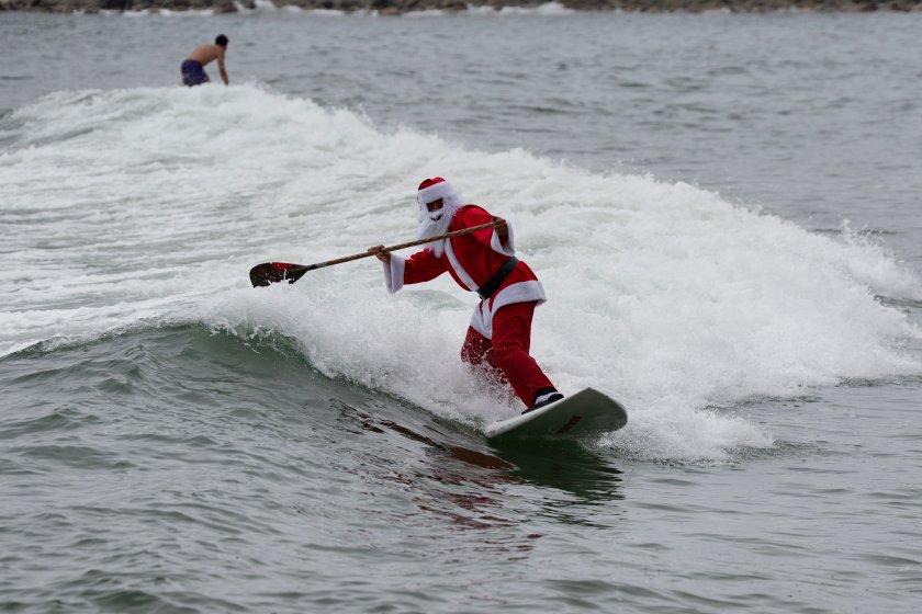 Ледено къпане: Стотици спазиха традицията в първия ден на Коледа