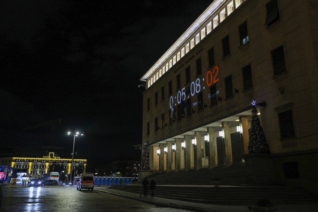 По-малко от 4 часа преди настъпването на Новата година. Отброяваме