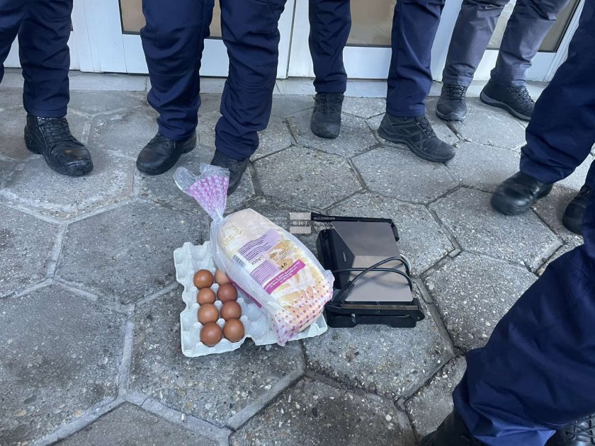 С тостер, яйца и хляб пред енергото: Протест във Враца заради липсата на ток по празниците