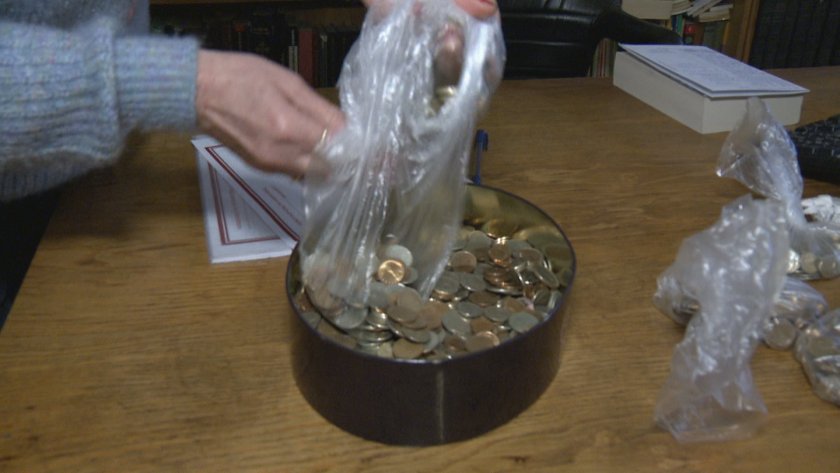 Шепа монети, събирани с години в буркани и касички. Дребни