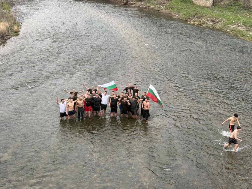 годишен курсант извади богоявленския кръст река янтра велико търново снимки