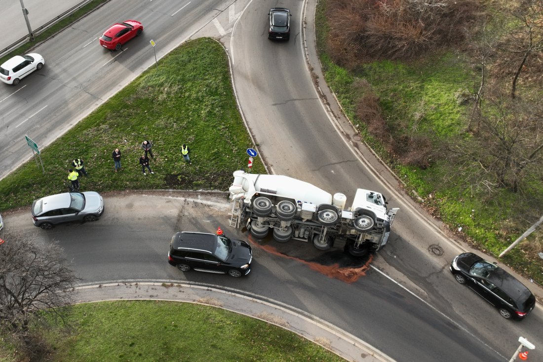 Бетоновоз се обърна в София, няма пострадали