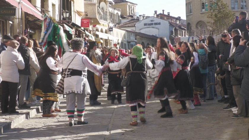 кукери дефилираха самоводската чаршия велико търново