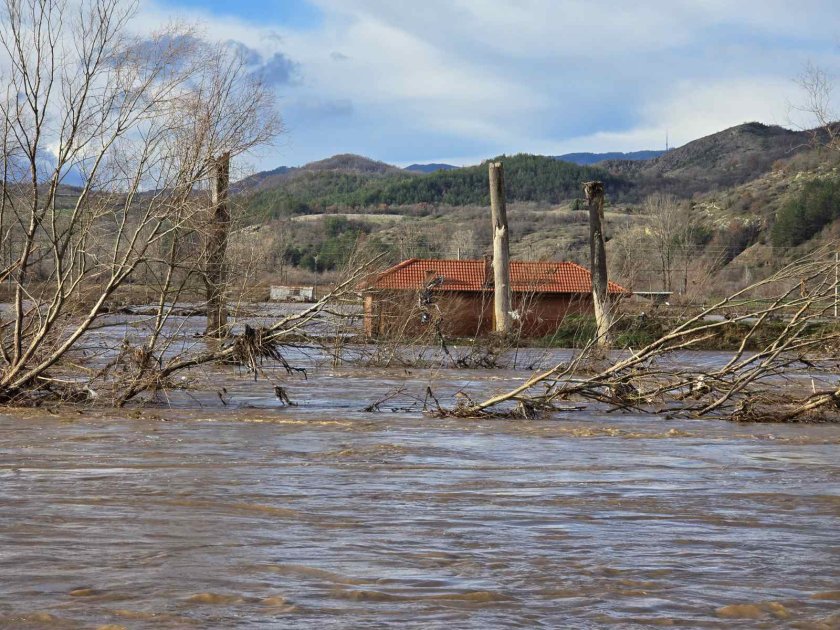 Разрушени мост и улици, населени места без ток и питейна
