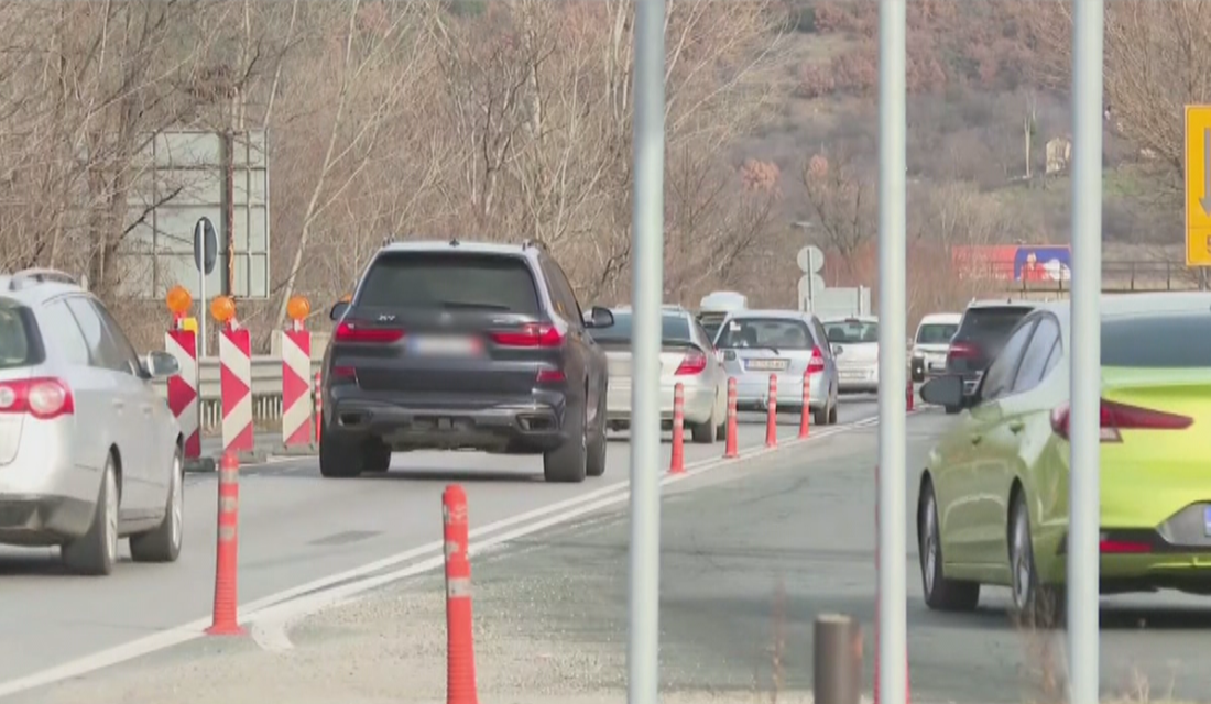 Около 100 000 автомобила се връщат в София след празничните