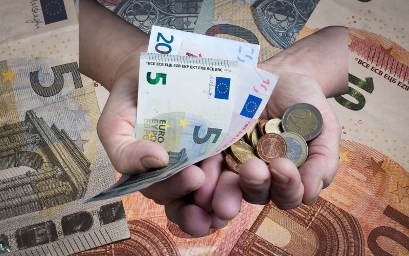 първите пенсии евро млн души получат парите новата валута