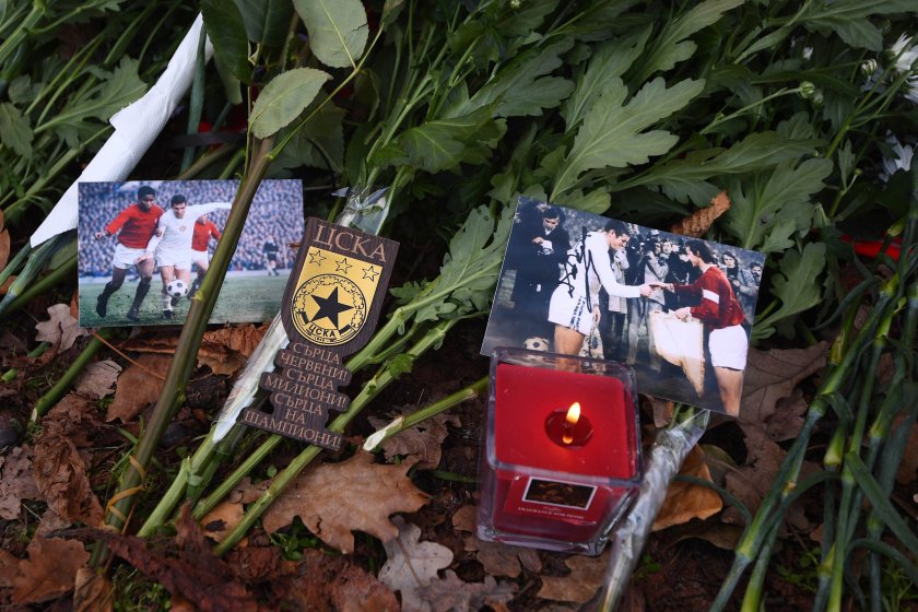 стотици отдават почит легендарния димитър пенев стадион българска армия галерия