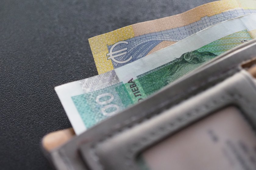 "Моите въпроси за &euro;": Вземат ли такса банките при внасяне на левове по сметка