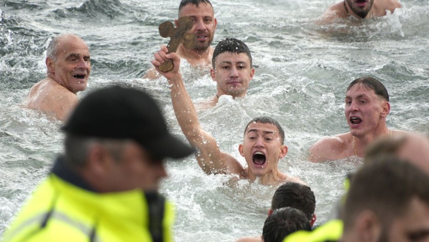 годишен младеж извади кръста водите езерото столичния квартал дружба снимки