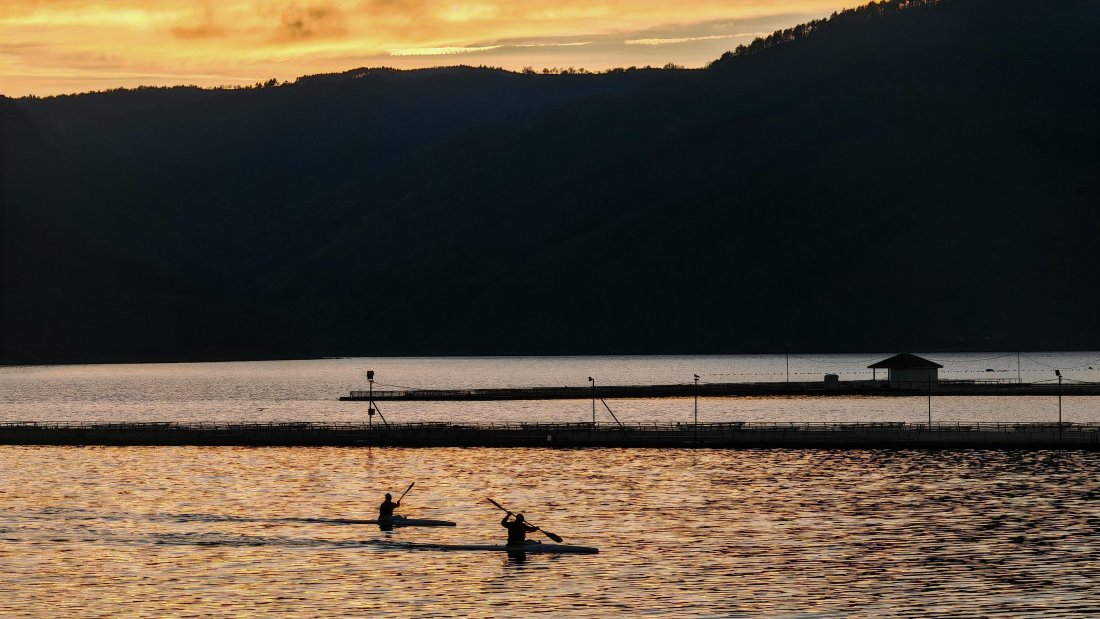 Спасиха двама работници, бедстващи на багер заради повишеното ниво на река Арда край Хасково