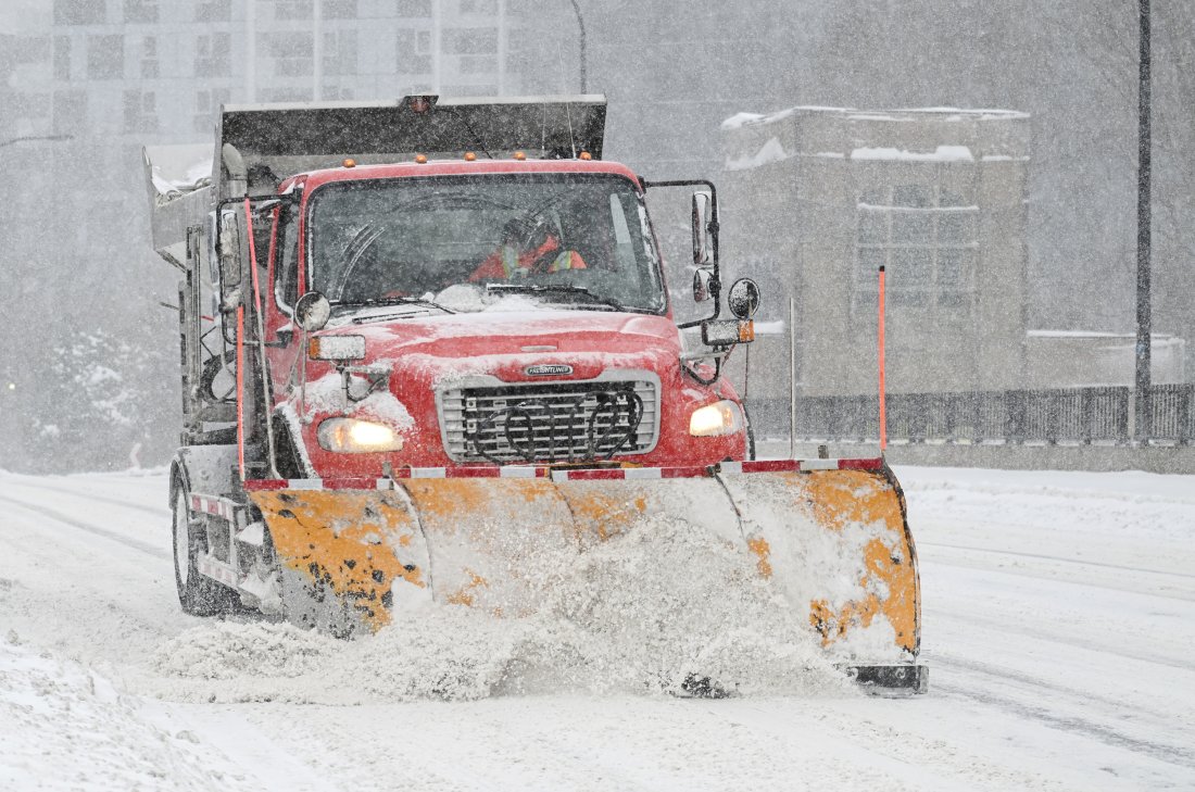 заледен път блокира десетки автомобили камиони мост хамбург