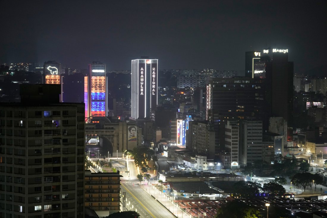 извънредно положение венецуела мадуро обвини тръмп въздушни удари военни цивилни обекти