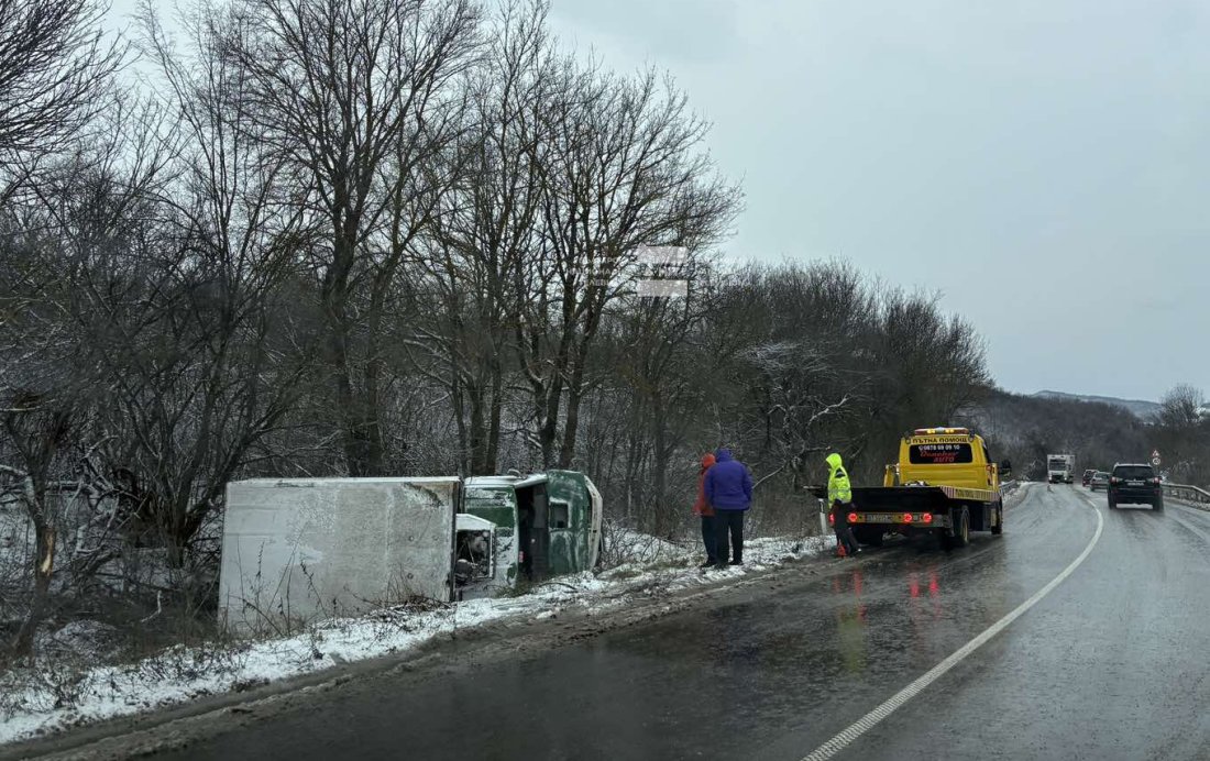 Камион се обърна в канавка на пътя Велико Търново - Павликени