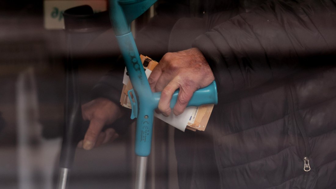 Първите пенсии в евро: Засилено полицейско присъствие около пощите и банките