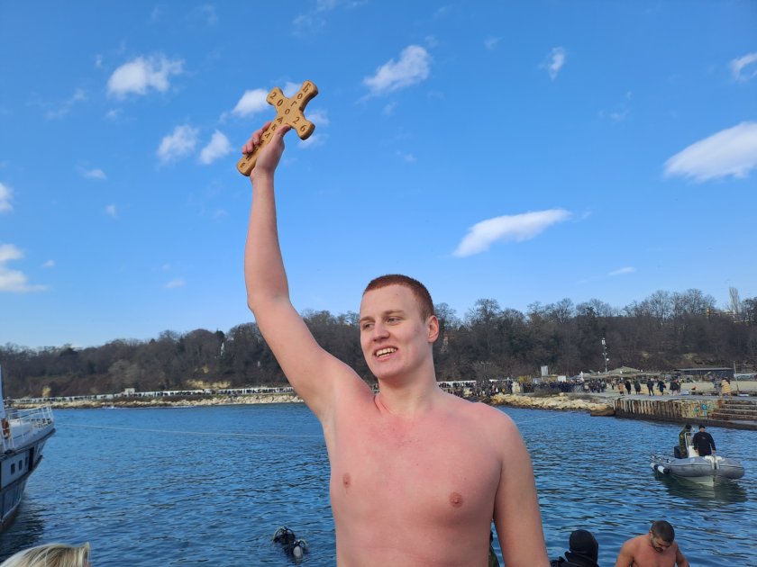 годишен ватерполист извади богоявленския кръст варна снимки