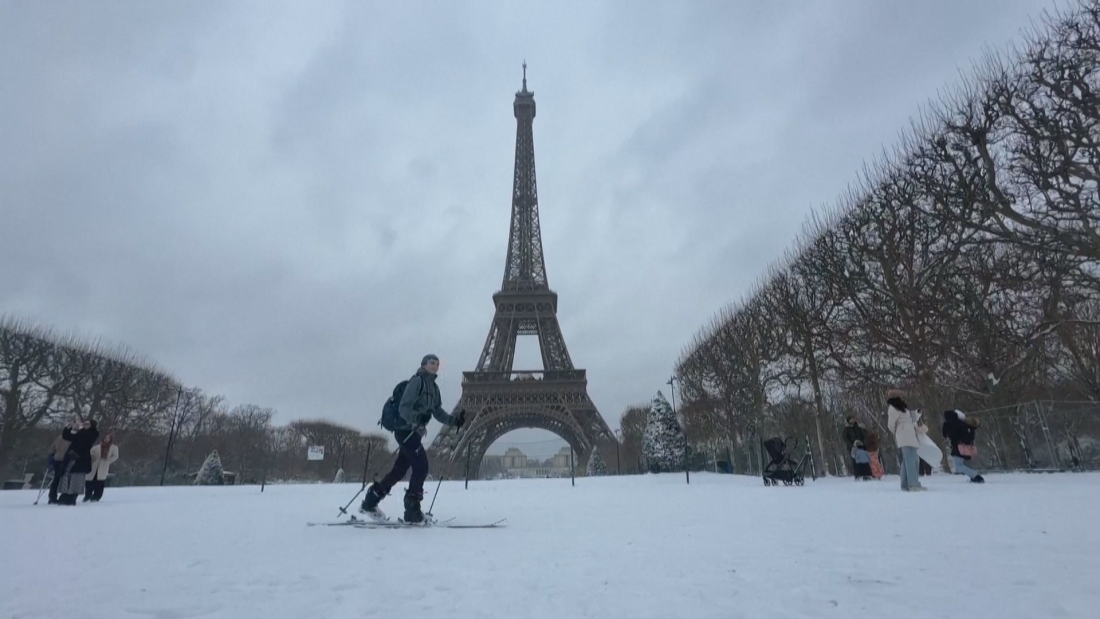 Сняг и поледици предизвикаха транпортен хаос в Северозападна Европа ,