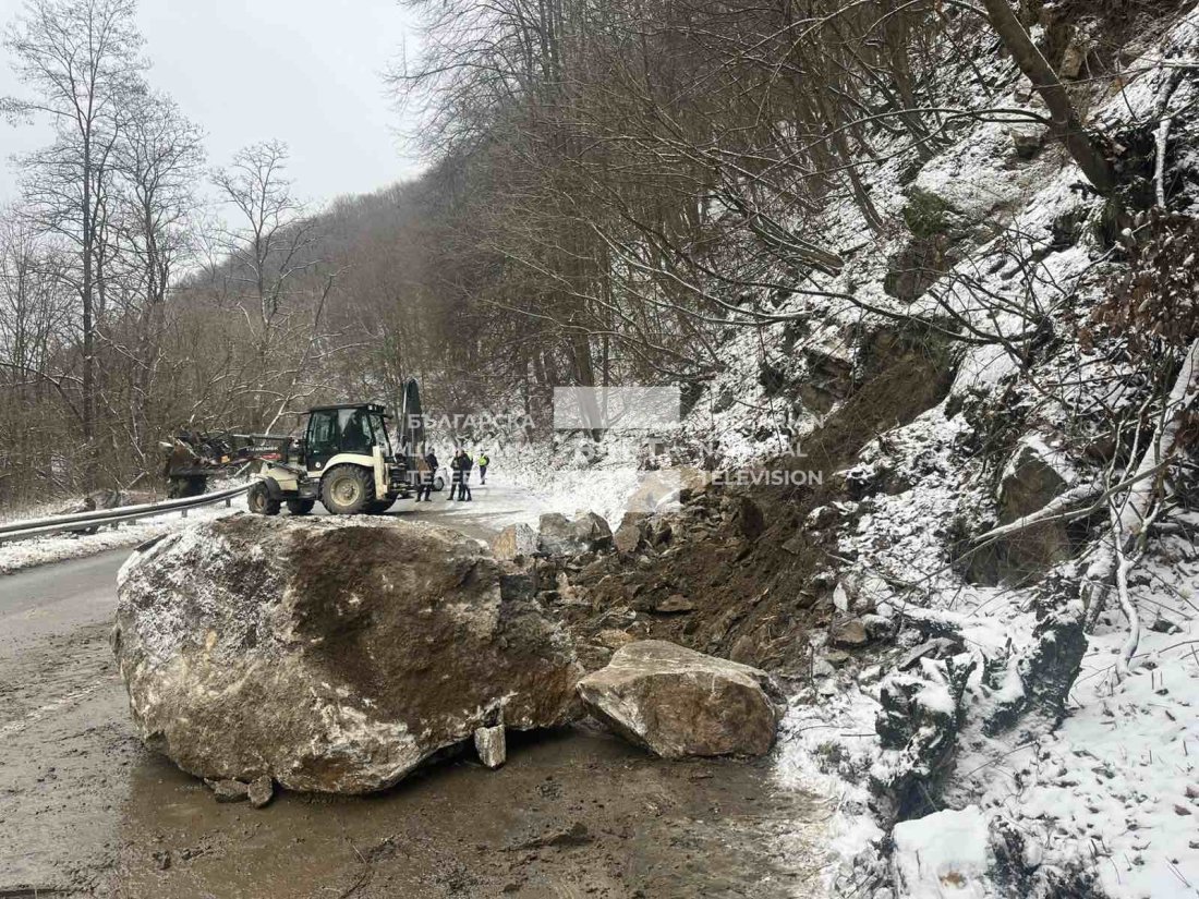 паднала скална маса затруднява движението пътя софия ndash самоков